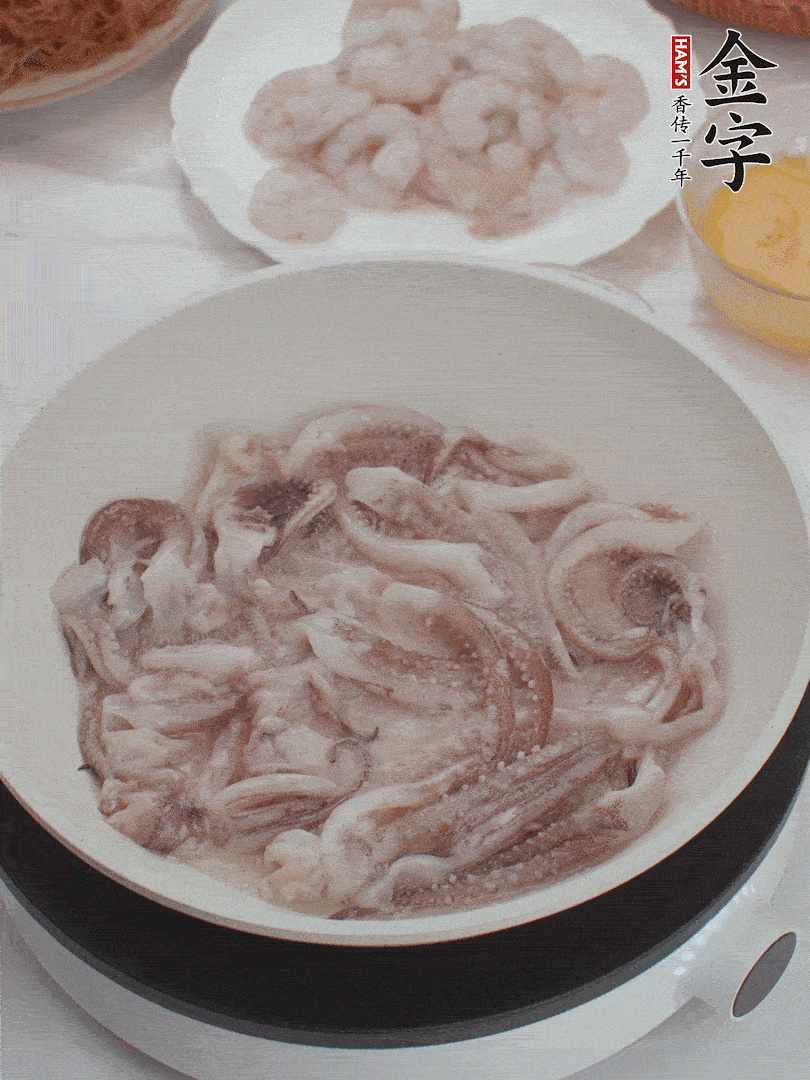 蝦仁、魷魚(yú)滑油，蛋液炒制半熟。