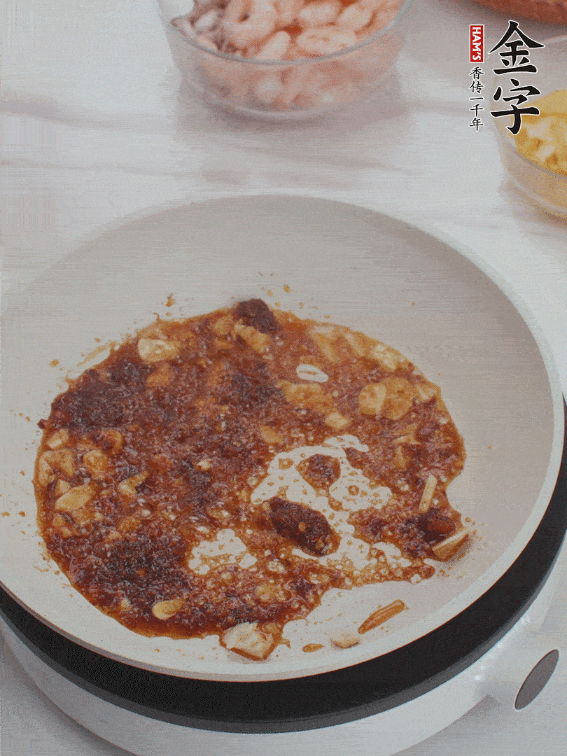 冷鍋熱油，1大勺金字火腿XO醬、蒜末炒香，倒粉絲一起炒。