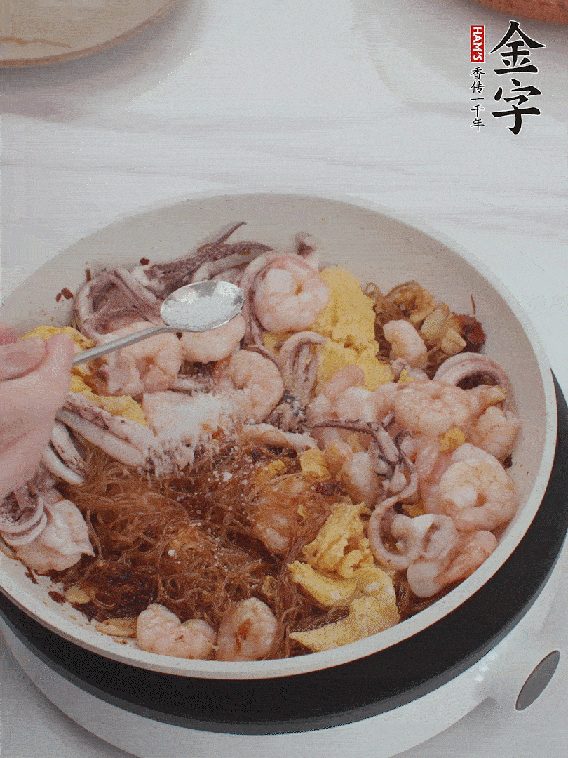 加雞蛋，蝦仁，魷魚(yú)混合。