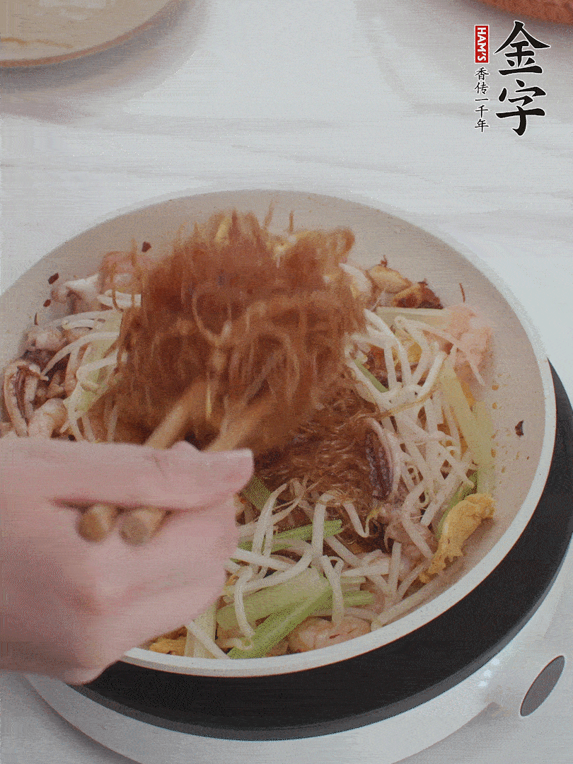 放焯好水的香芹、豆芽翻炒挑松。