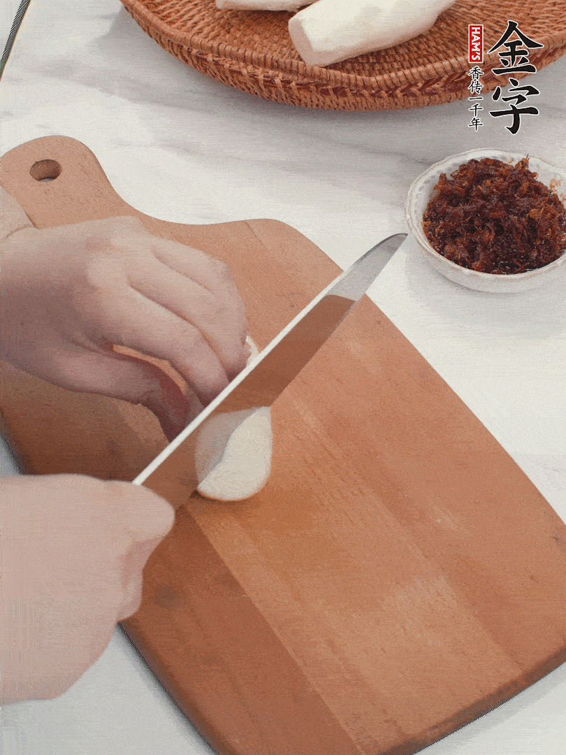 茭白剝殼，洗凈后切滾刀塊。