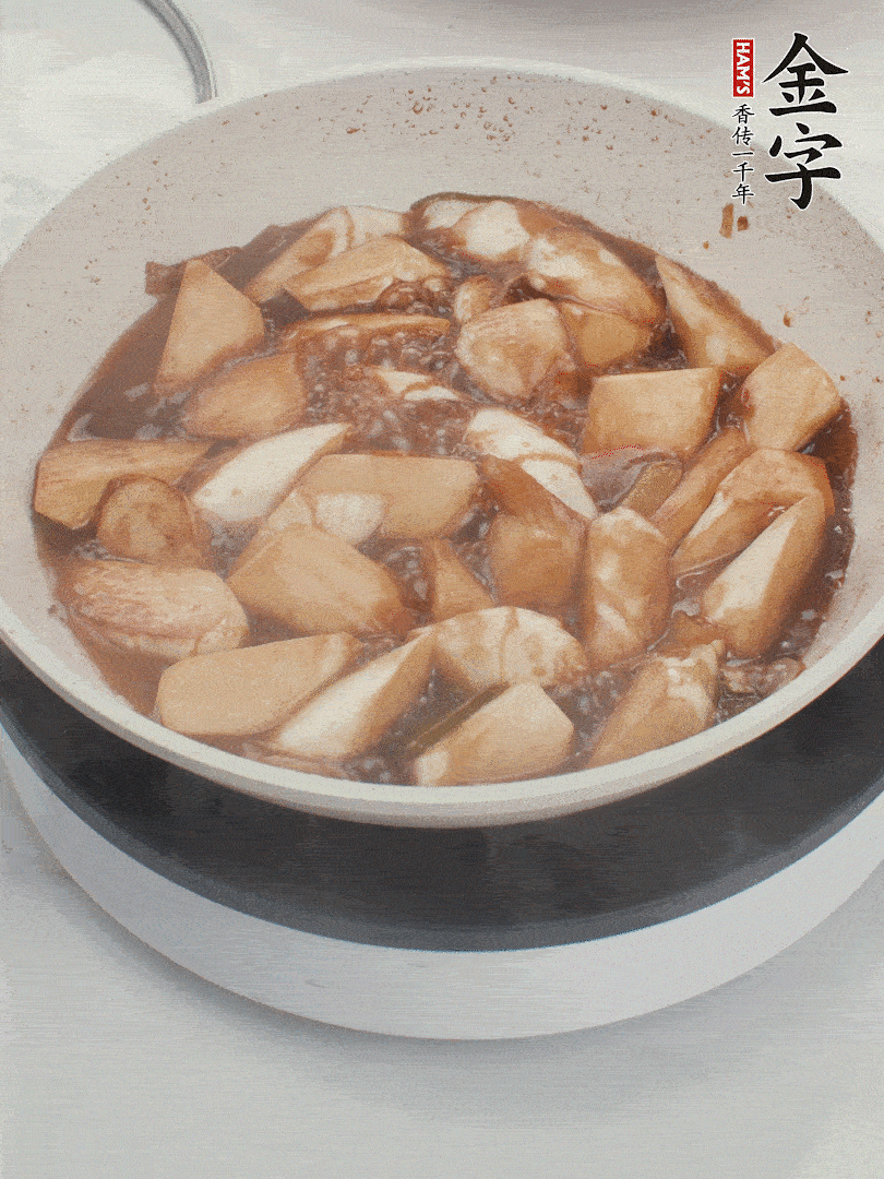 待茭白煸到微微發(fā)黃加入調好的味汁翻炒。加一小碗清水蓋蓋子燜3-4分鐘。