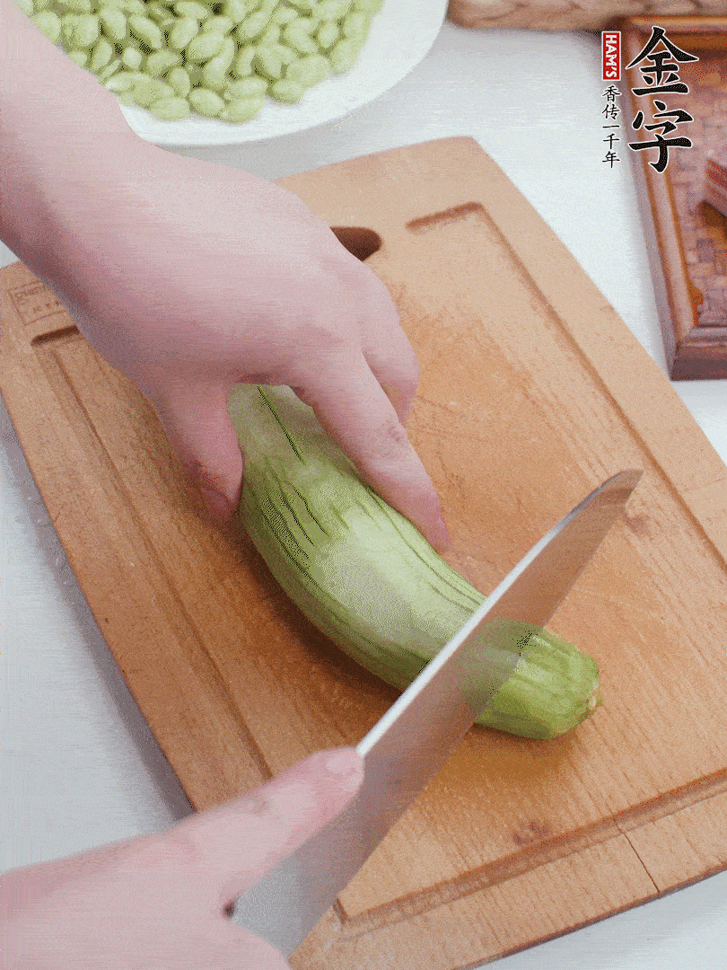 絲瓜去掉外皮，去掉兩端，切成滾刀塊。