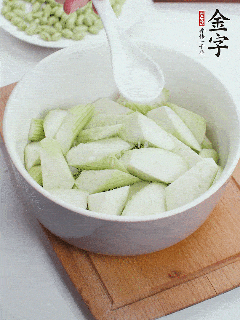 水中加1勺鹽浸泡，防止變黑。