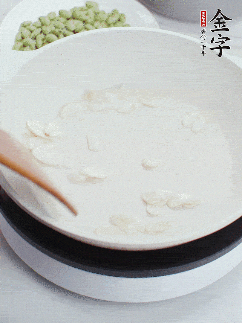 金字淡咸肉煮15分鐘，撈出切片。油5成熱時(shí)，蒜末、咸肉爆香。