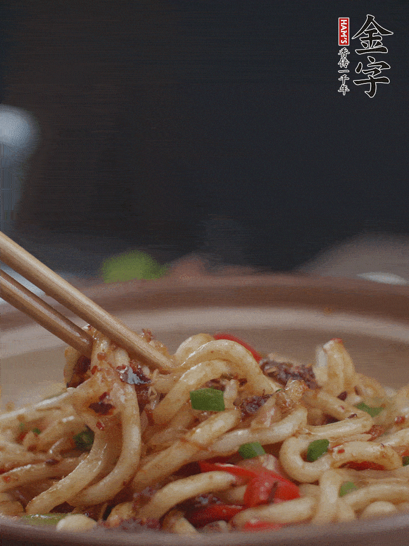 一小撮鹽調味。最后可以點(diǎn)綴香蔥段。