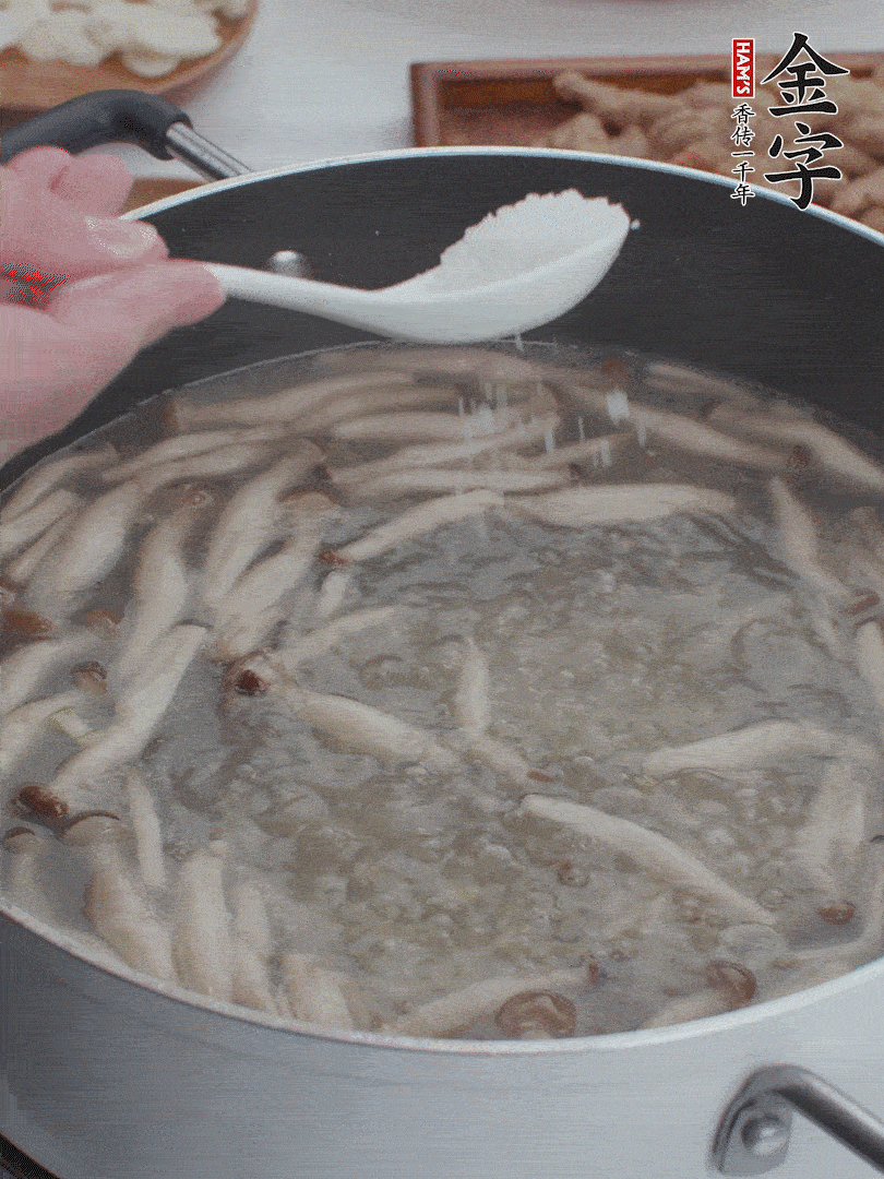 1勺鹽、一點(diǎn)胡椒粉調味。