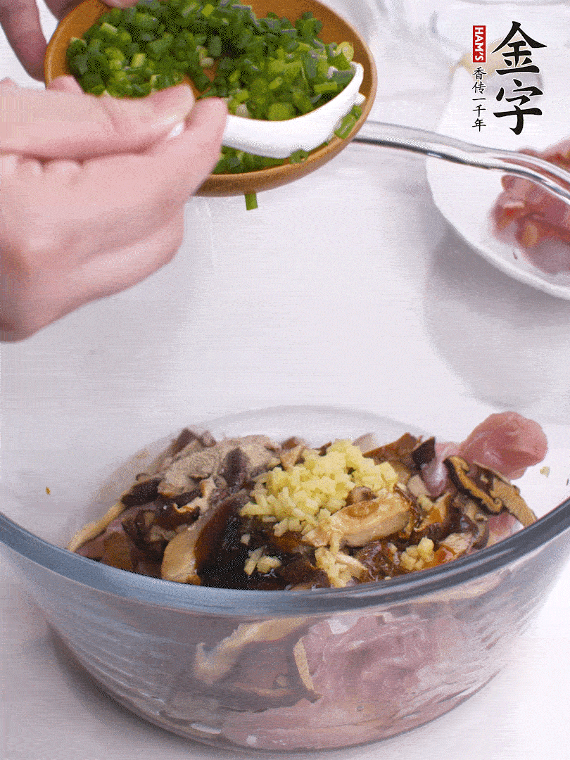 雞肉、香菇混合，加清水1/3杯、料酒1勺、蠔油1勺、鹽1勺、糖1/4勺、白胡椒1/4勺、食用油1勺、香油1/4勺、姜末、蔥花，攪拌均勻腌制2小時(shí)。