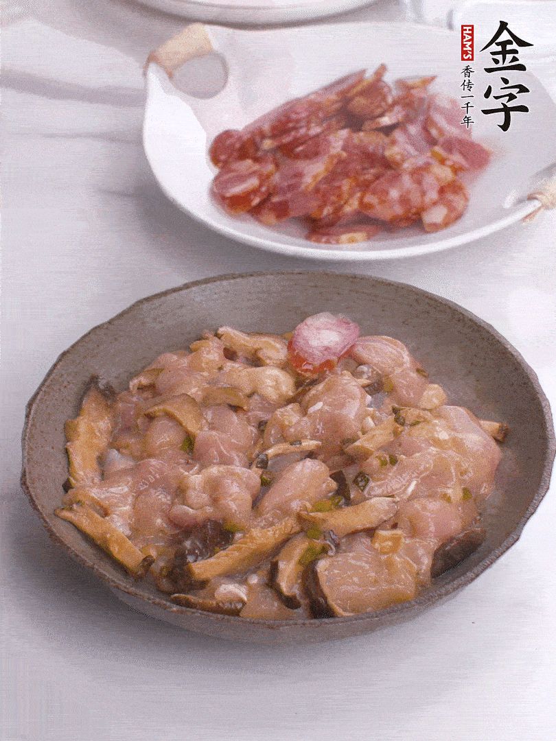 腌制后，雞肉中加淀粉1勺，頂部碼上香腸片。