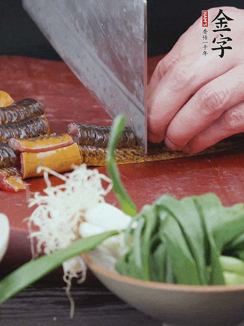 黃鱔去內臟洗凈，切花刀斬段。沸水下鍋，加黃酒焯水去血沫。