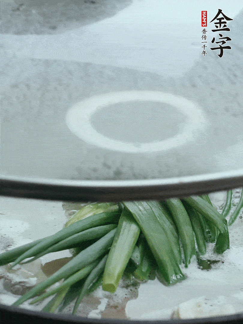 加蔥結去腥，大火開(kāi)后中火燒20分鐘。