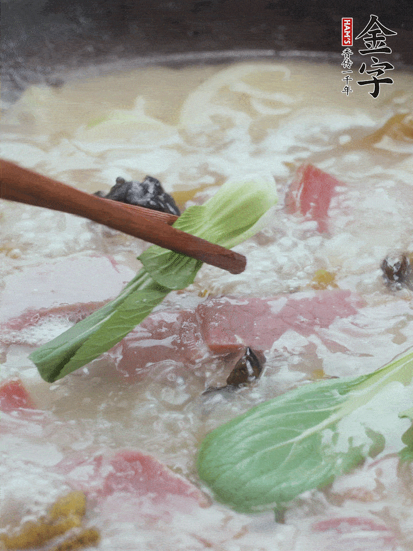 撈出蔥結，小菜心點(diǎn)綴。