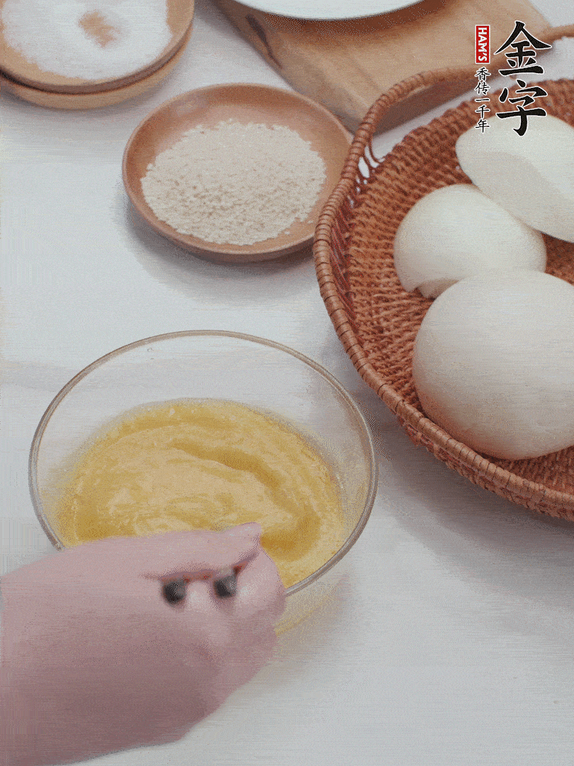 2個(gè)雞蛋加入1小勺鹽、1/2小勺胡椒粉打散。