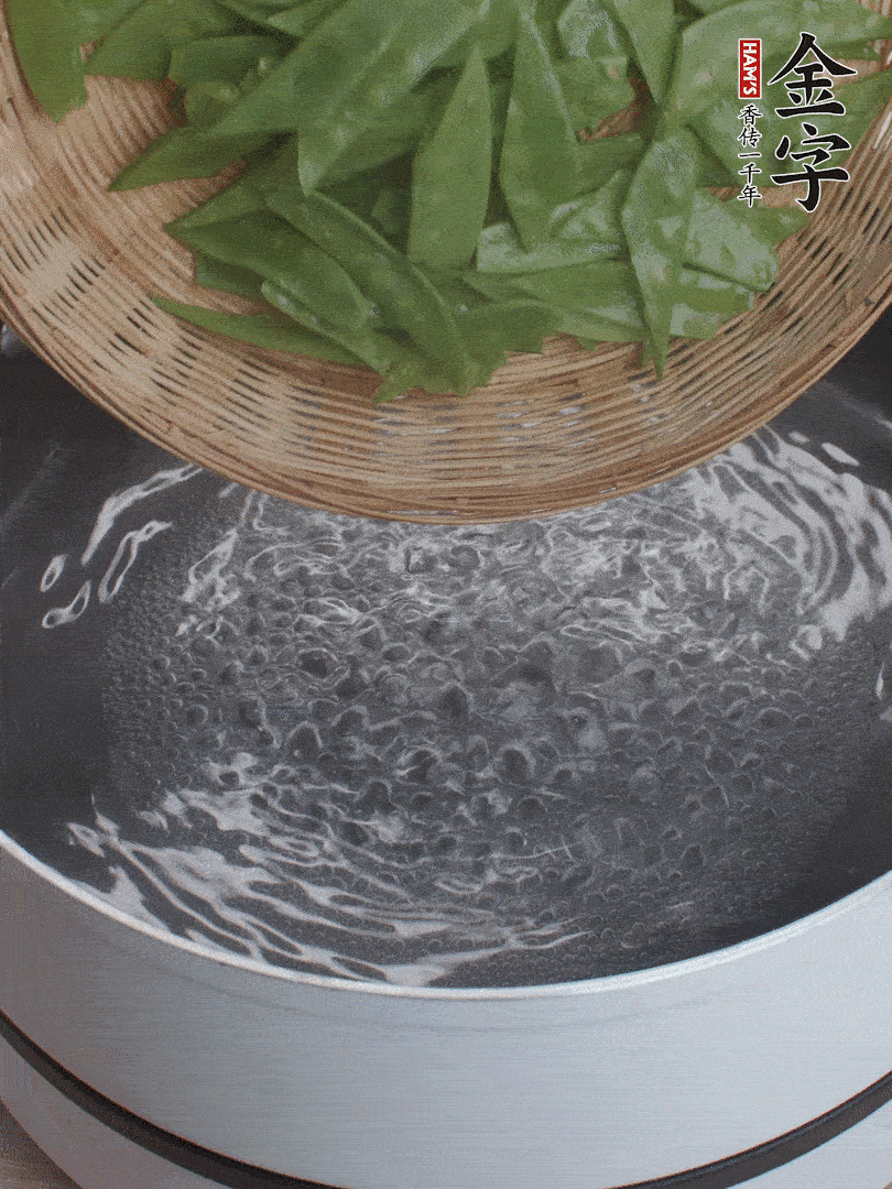 甜豆莢撕掉老筋，斜切兩半，焯水1分鐘。