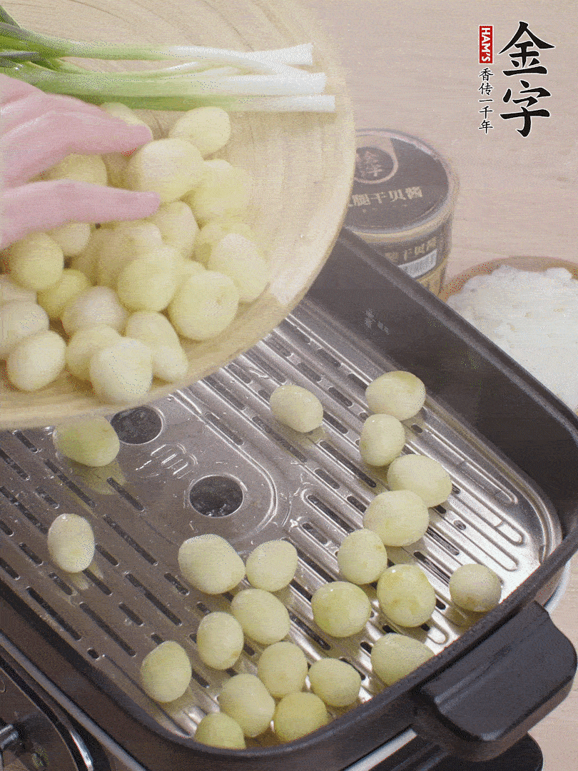 去皮小土豆蒸熟。