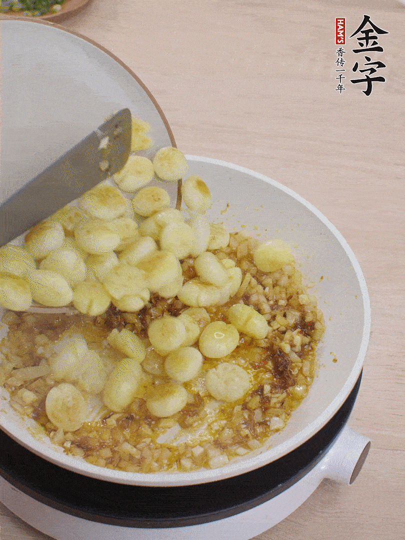 下小土豆翻炒均勻。