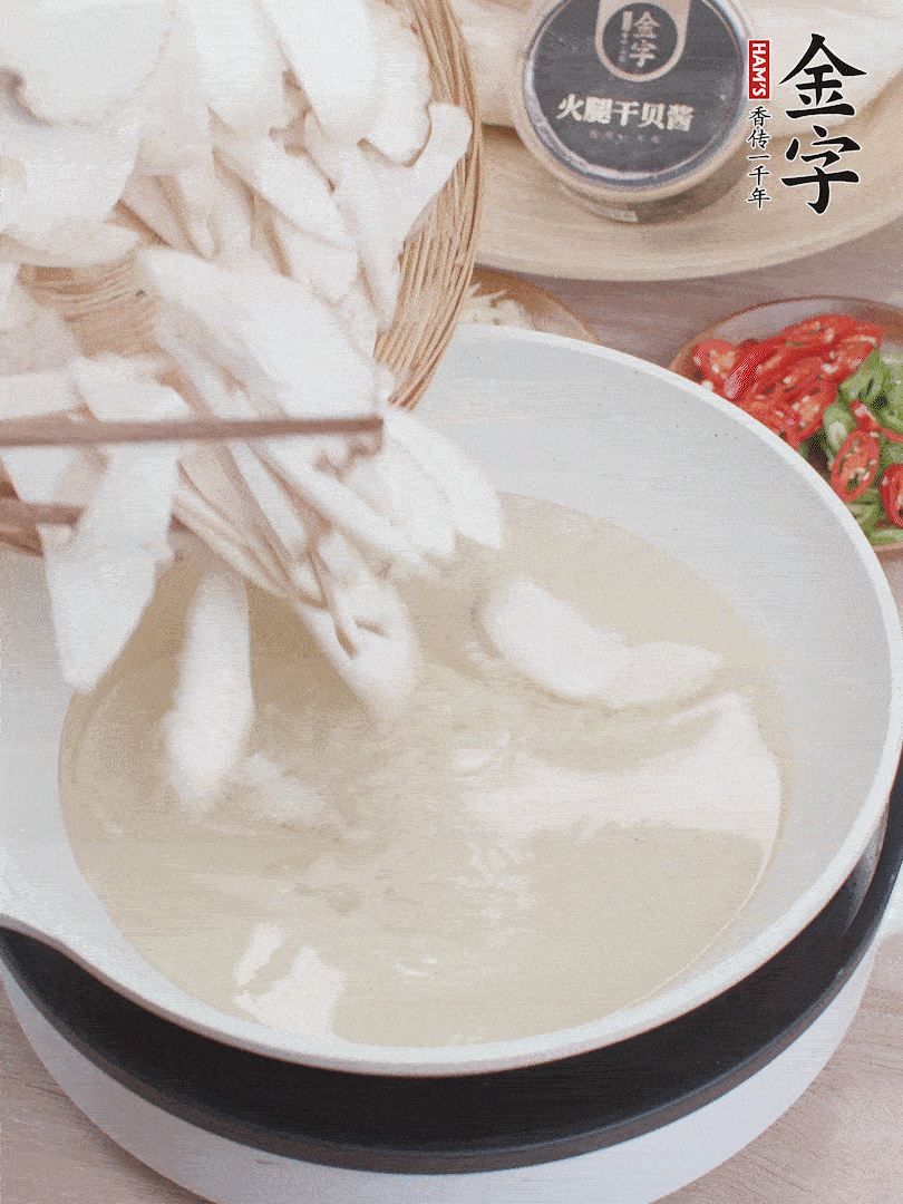杏鮑菇切成片，油溫7層熱炸2分鐘。