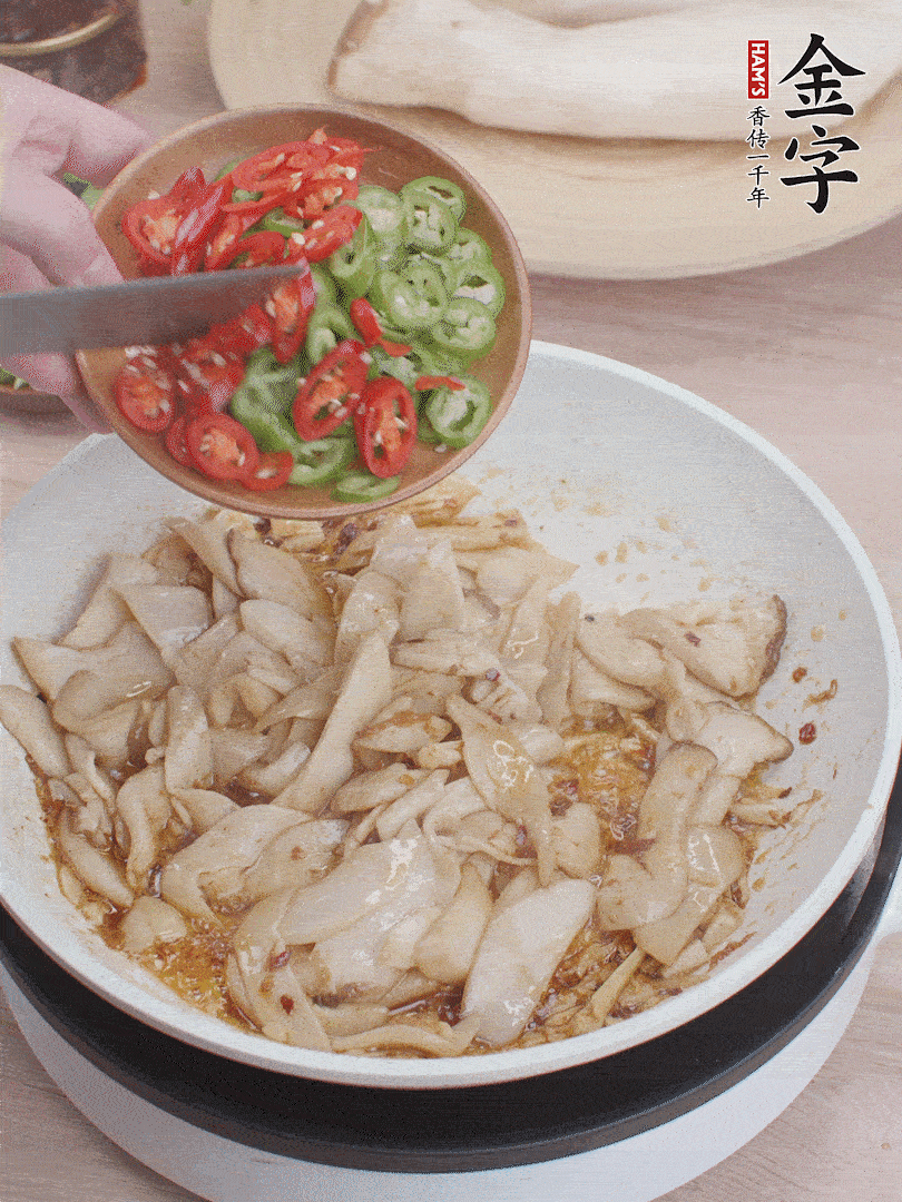 下杏鮑菇、青紅辣椒炒出香味。