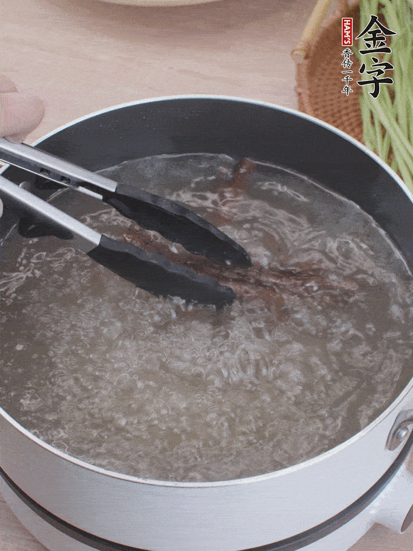 金字醬油肉下鍋煮10分鐘，切薄片。