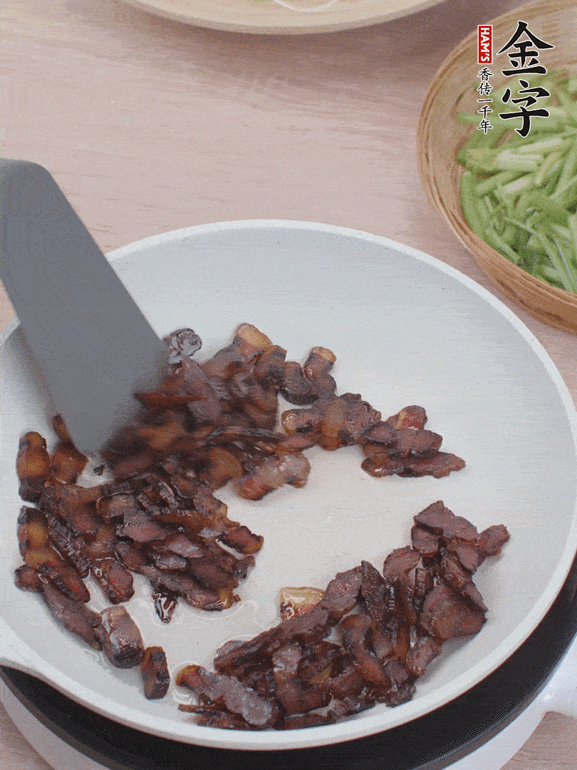 起鍋熱油，煸香醬油肉。
