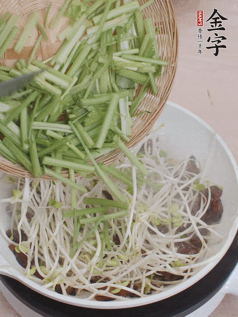 下豆芽、香芹翻炒均勻。