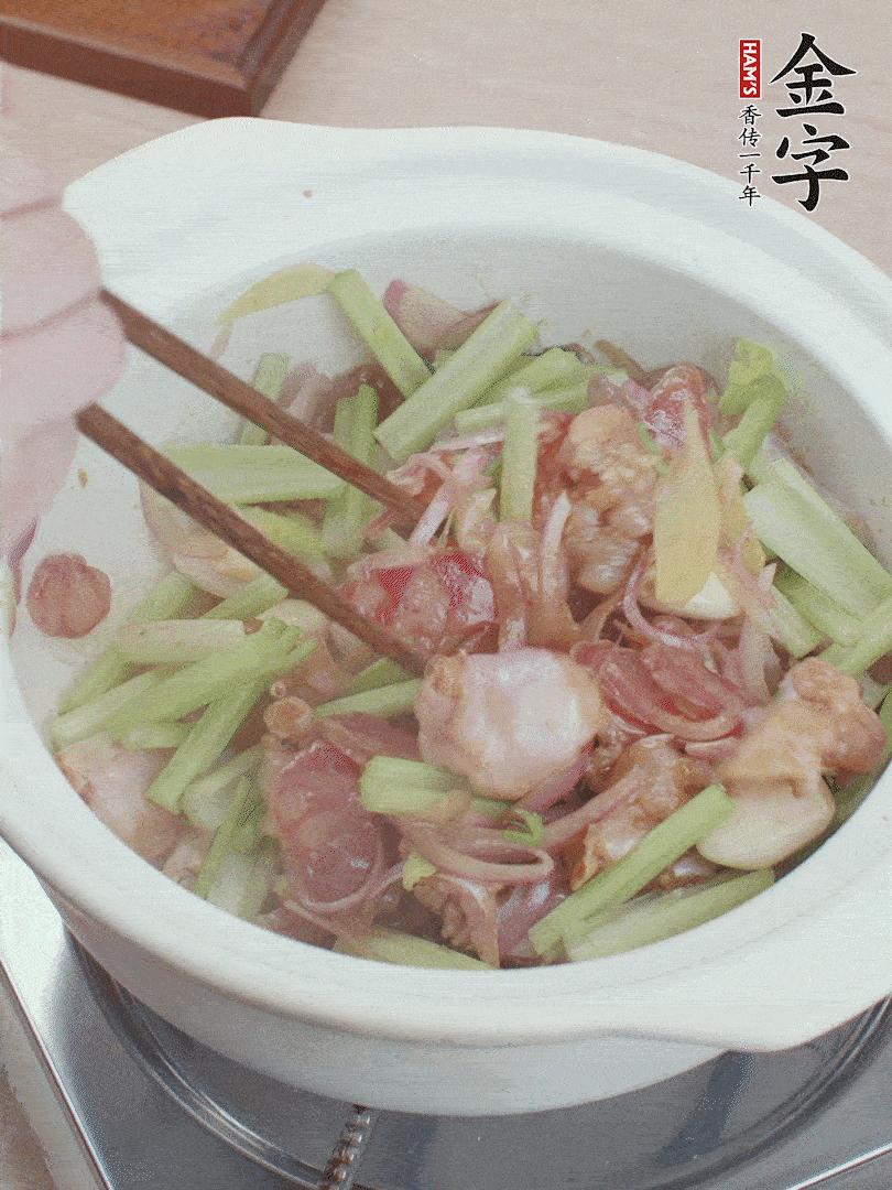 下牛蛙、芹菜、香腸翻炒。