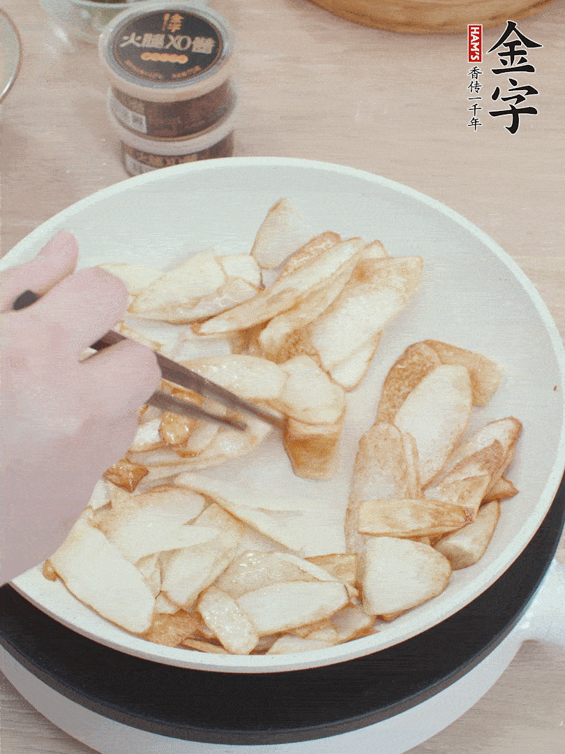 鍋中熱油，山藥煎至兩面金黃。
