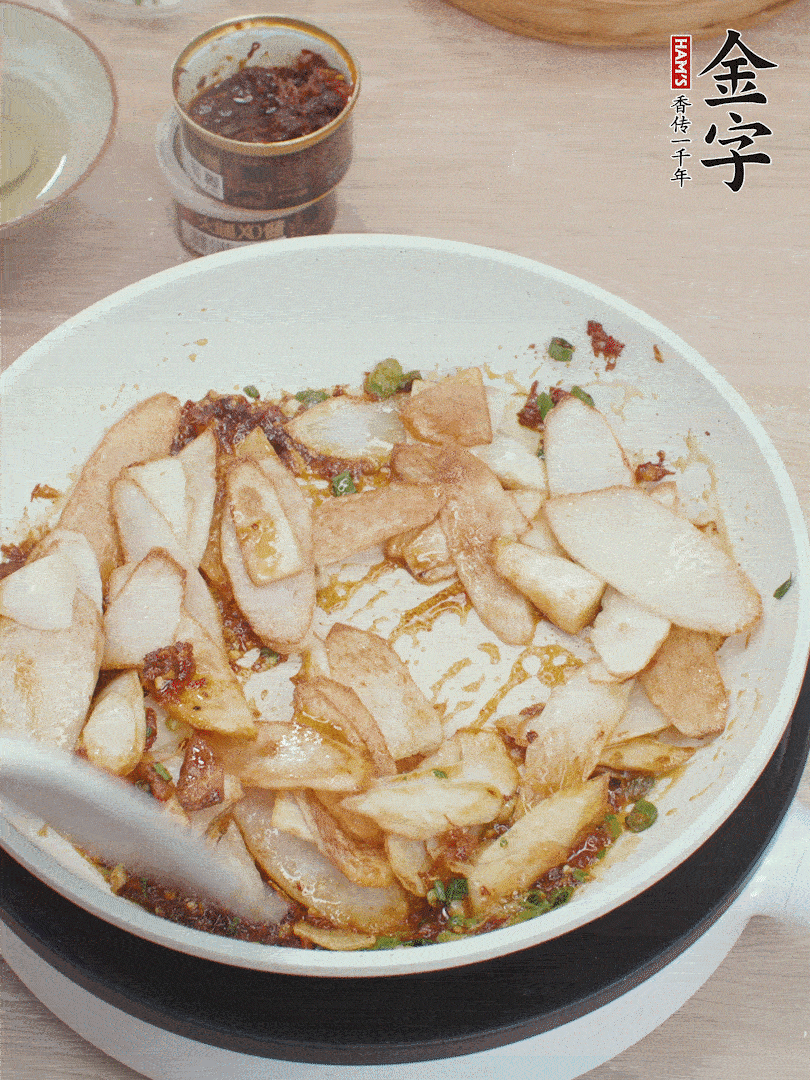 下山藥炒勻，撒蔥花。