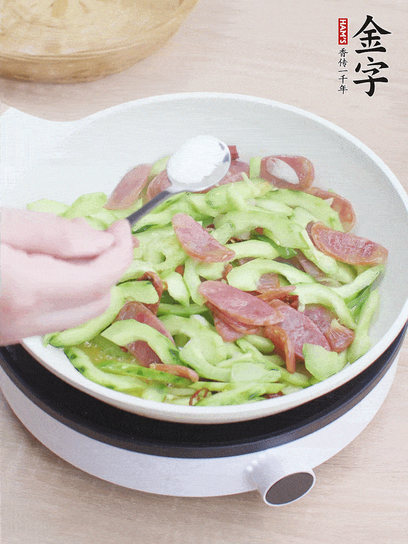 淋點(diǎn)開(kāi)水，半勺白糖、1勺生抽調味。