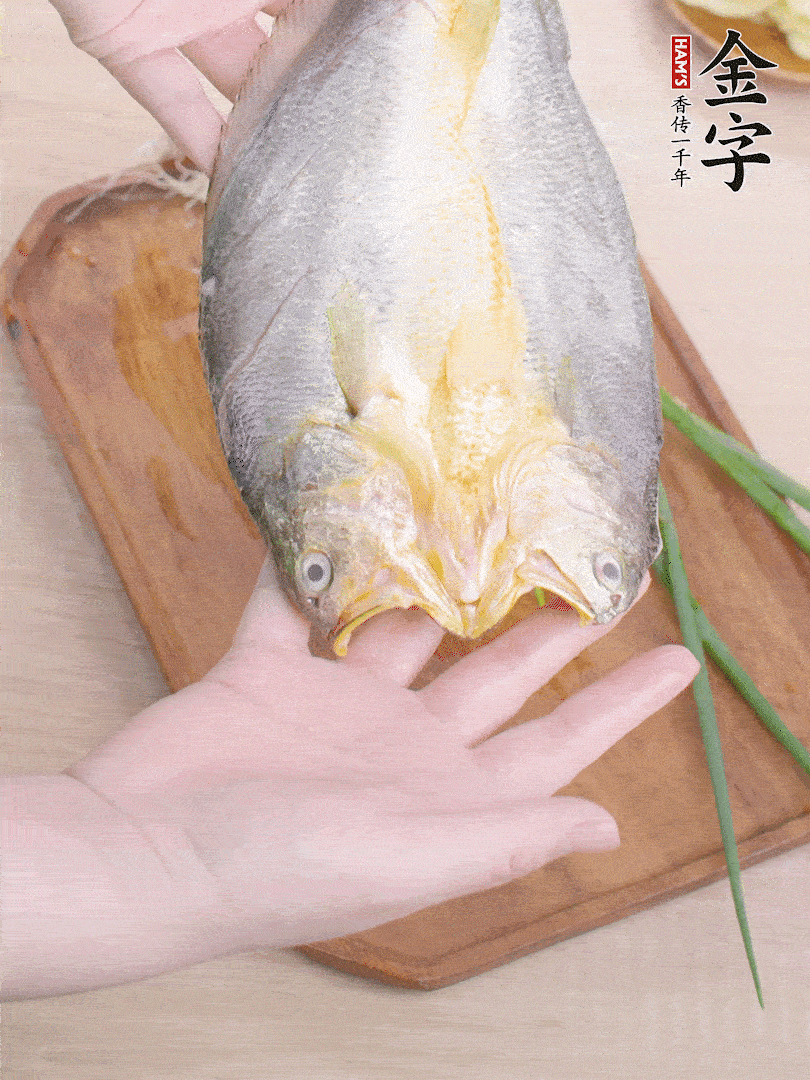 黃魚(yú)背部開(kāi)刀，洗凈切花刀。適量鹽涂抹魚(yú)身兩面。