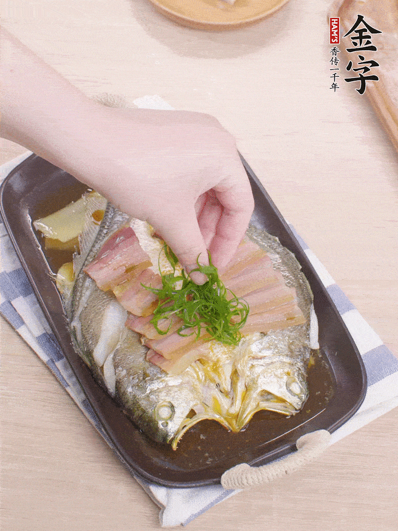 取出姜蔥，淋2勺蒸魚(yú)豉油，擺蔥絲。