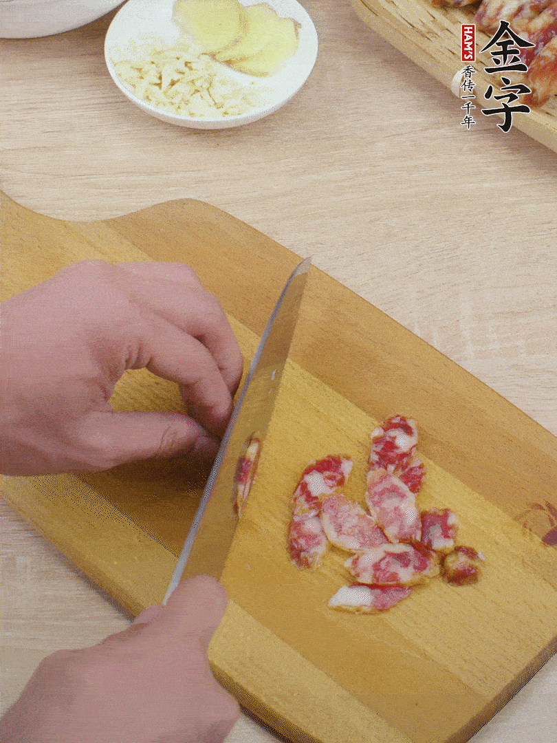 金字土香腸切片。