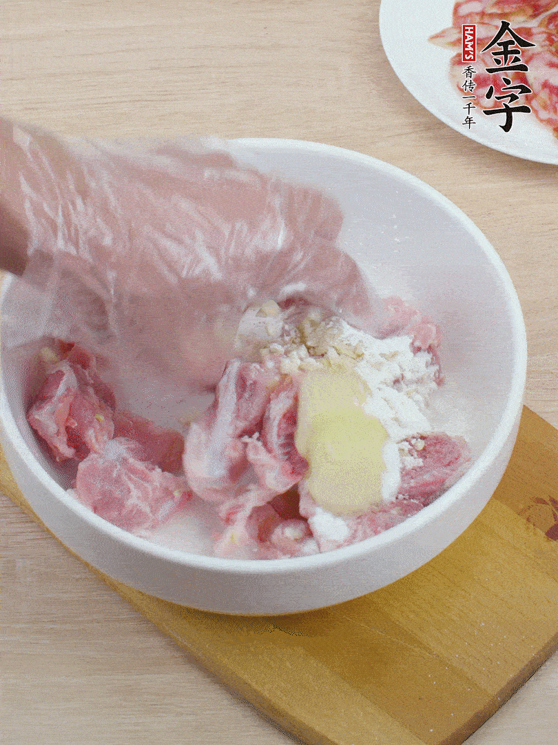 洗凈的小排，加鹽、姜、蒜末、淀粉、胡椒粉抓勻，腌制15分鐘。