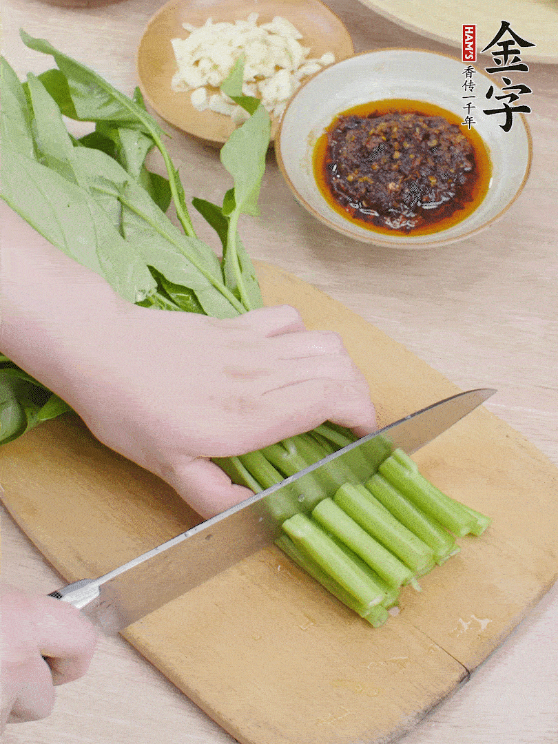 空心菜切段，大蒜拍碎切末。