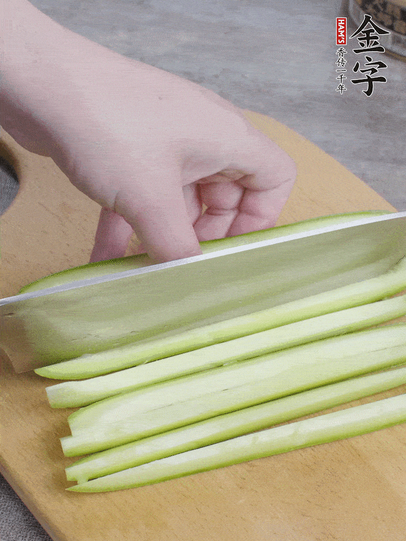 西葫蘆對半切，去瓤切條。