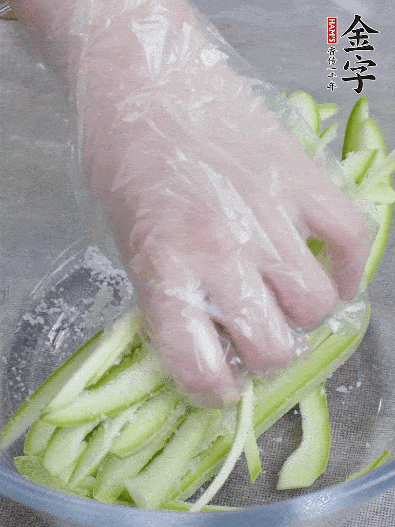 加鹽腌制15分鐘，清洗后擠干水份。