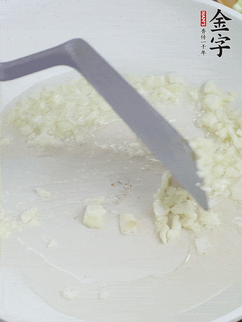 冷鍋熱油，下大蒜煎至兩面微黃。