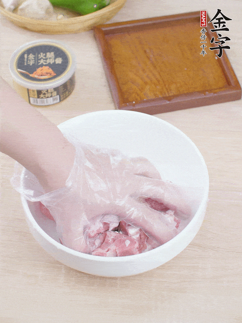豬小排，加1勺料酒、1勺蠔油、1/3勺白胡椒粉、淀粉，抓拌均勻腌漬30分鐘。青椒去蒂去籽切塊。洋蔥去皮切塊。