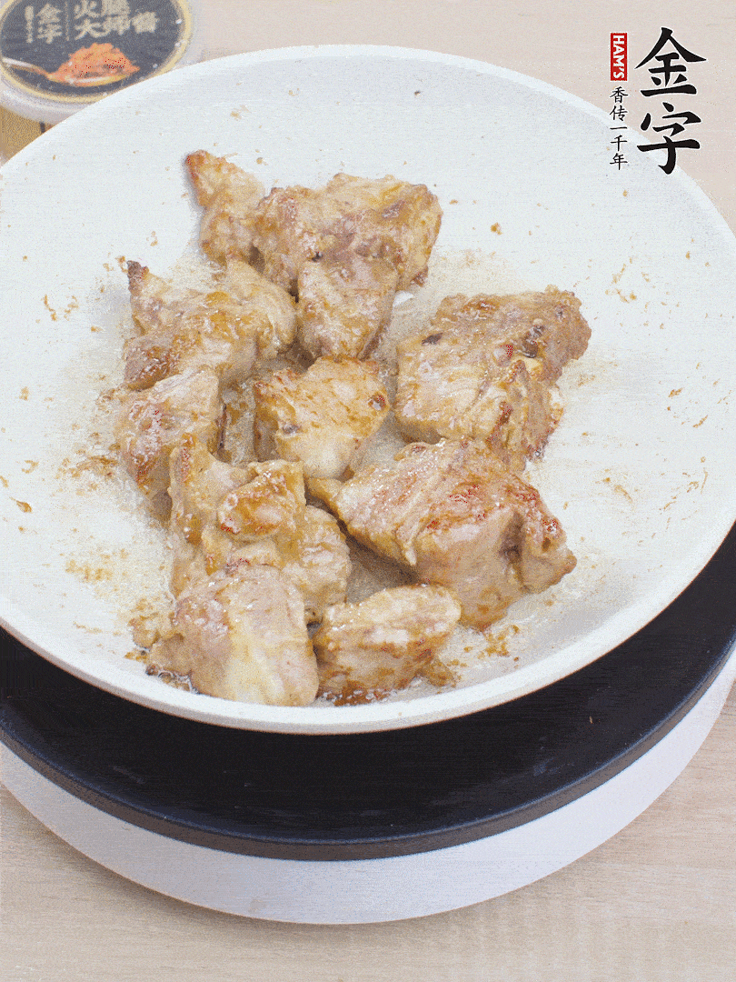 油4成熱，下小排煎炒至邊緣微微發(fā)焦。