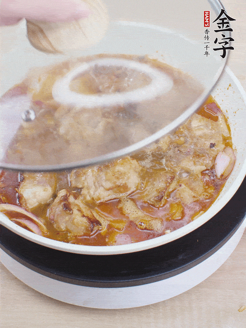 下小排翻炒，加1勺生抽、1點(diǎn)白砂糖和少許水燜2分鐘。