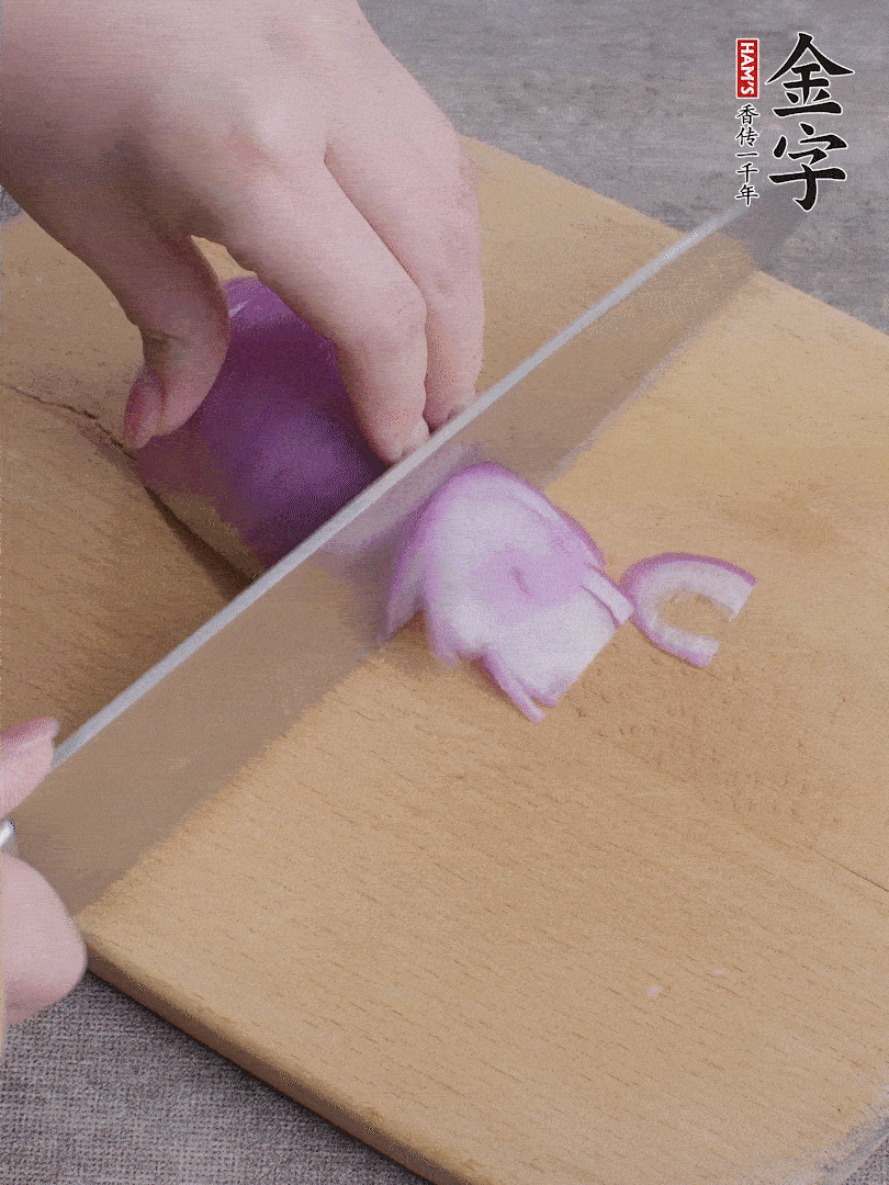 洋蔥切絲、蔥切段。