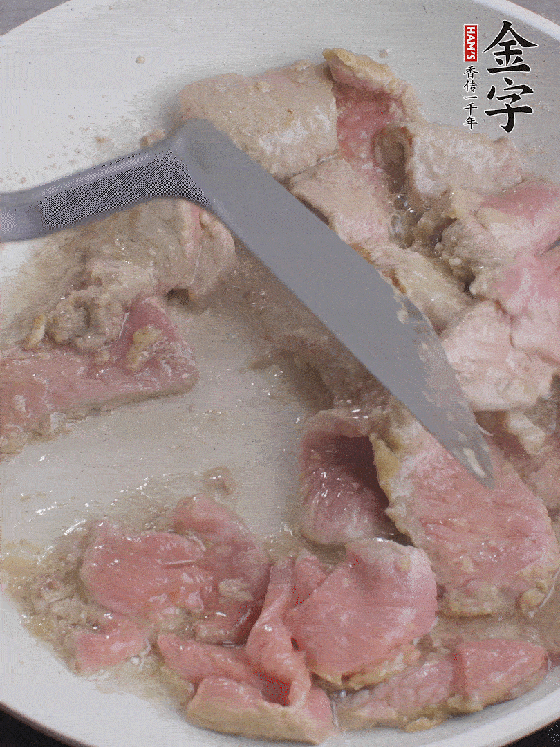 鍋中少油，下牛肉炒至變色。（盛出來(lái)）
