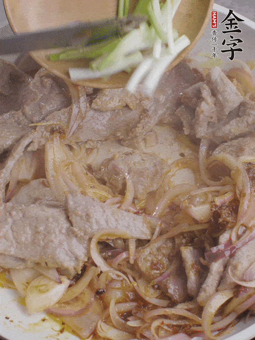 下牛肉、蔥段快炒。