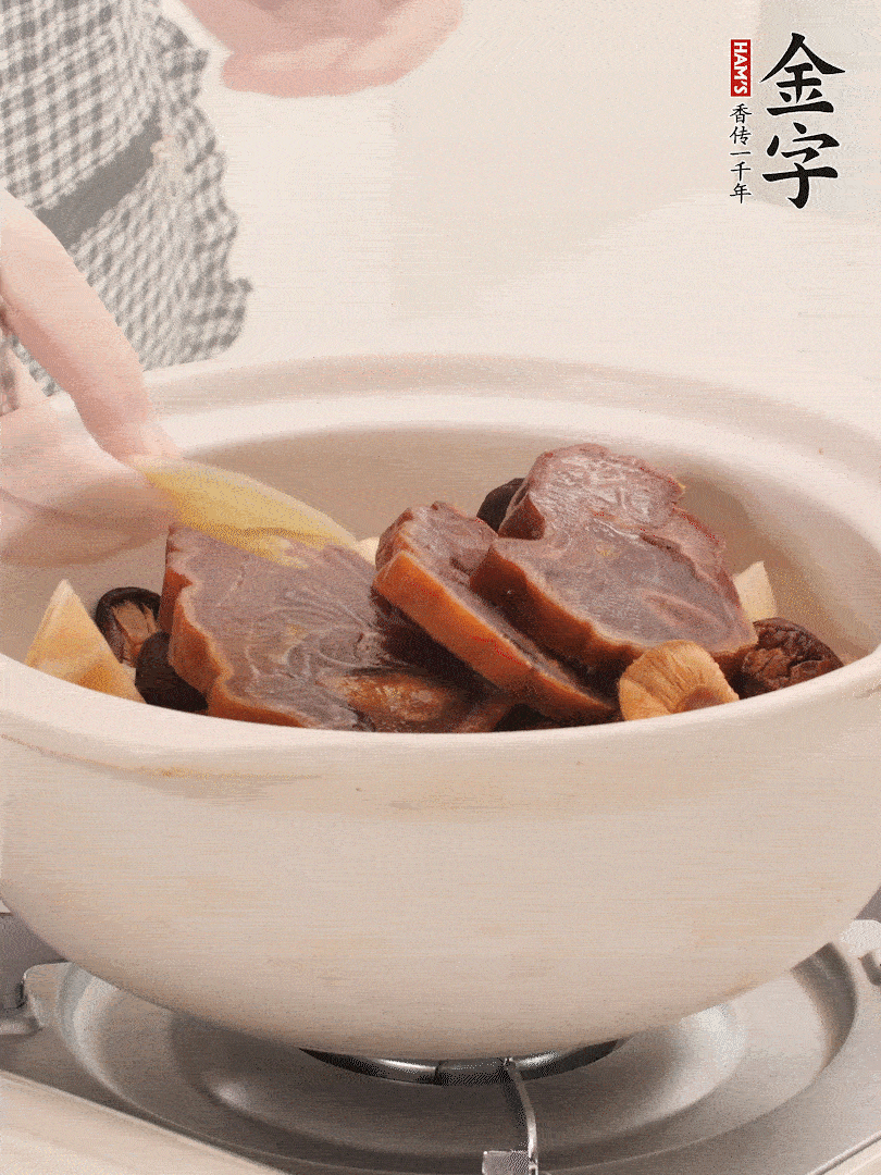 火腿、蓮藕、香菇放入砂鍋，加2片姜片，加水沒(méi)過(guò)1指。