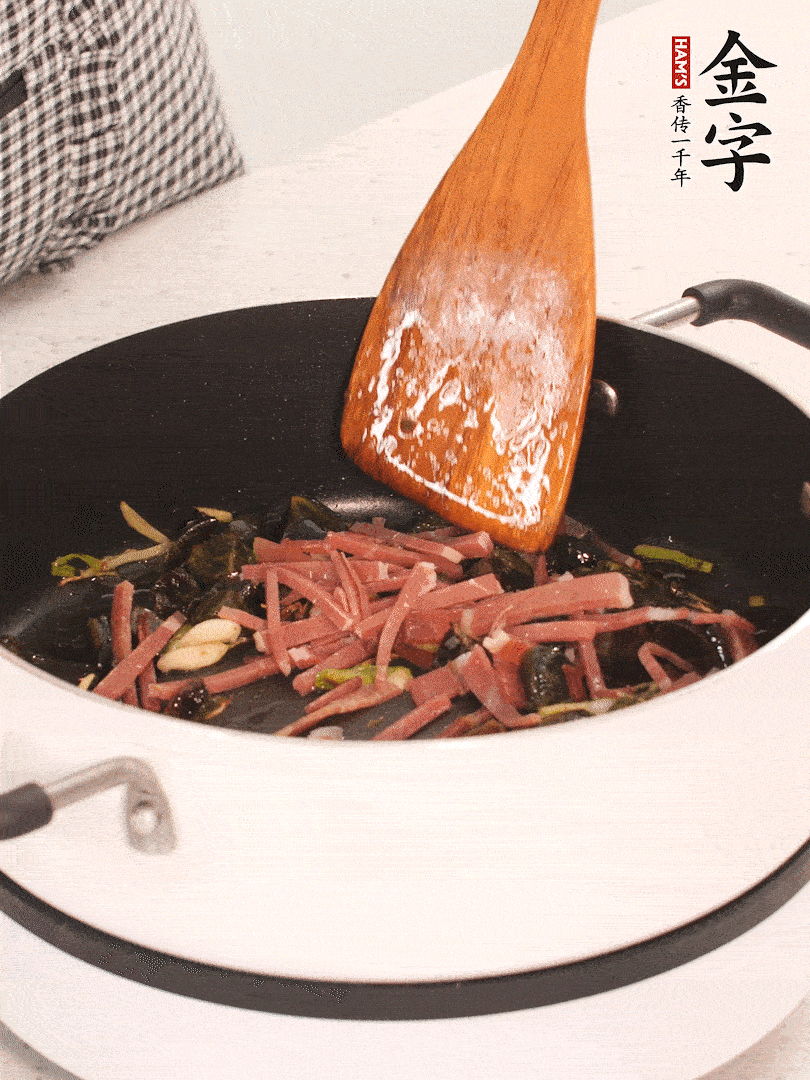 加入火腿煸炒一會(huì )，倒入開(kāi)水燉煮15分鐘。