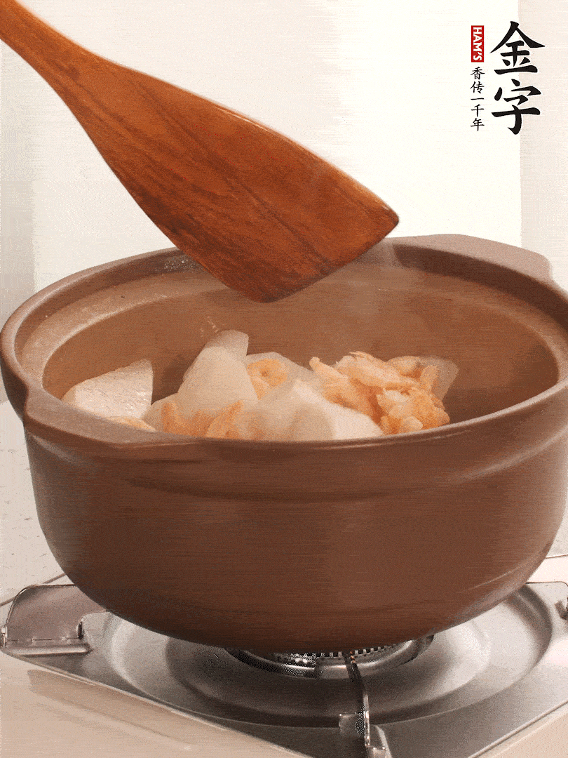 放白蘿卜、海米煸炒1-2分鐘，白蘿卜一定要先炒過(guò)再燉湯，香味更足。