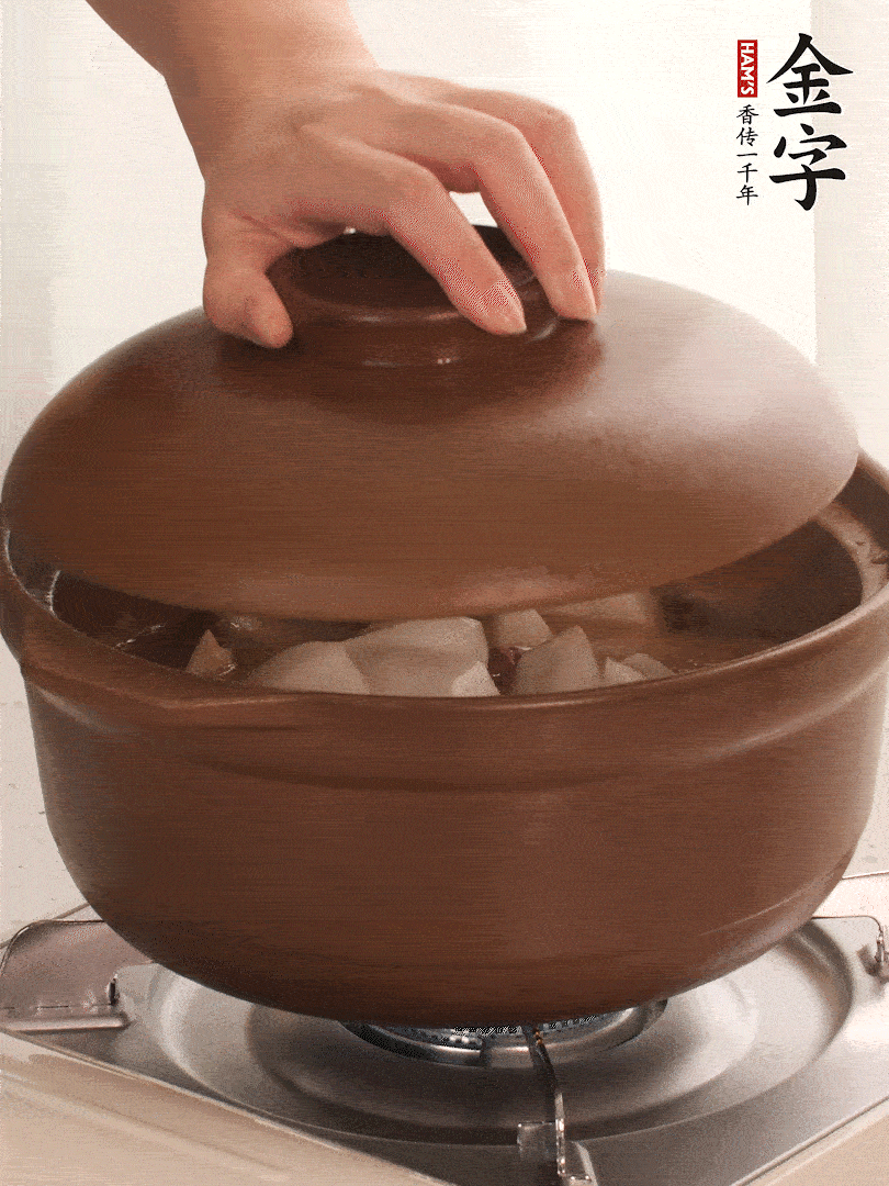 倒沒(méi)過(guò)食材的熱水，大火燒開(kāi)。蓋上蓋子轉中小火，燉15-20分鐘。等蘿卜煮到喜歡的軟爛度就可以關(guān)火。