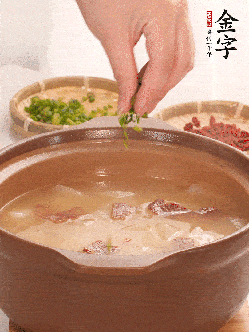 最后點(diǎn)綴點(diǎn)小蔥花、枸杞，增色提味。