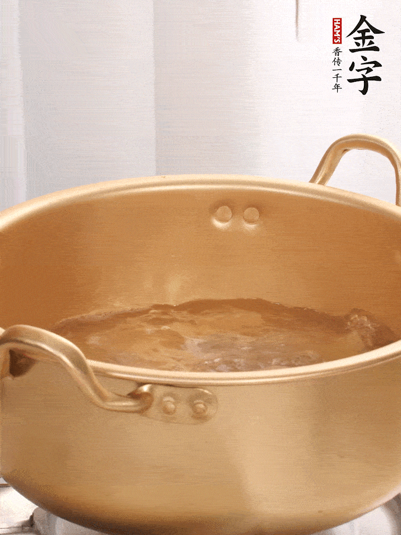 排骨加姜片、料酒，冷水下鍋焯水，撇去浮沫。