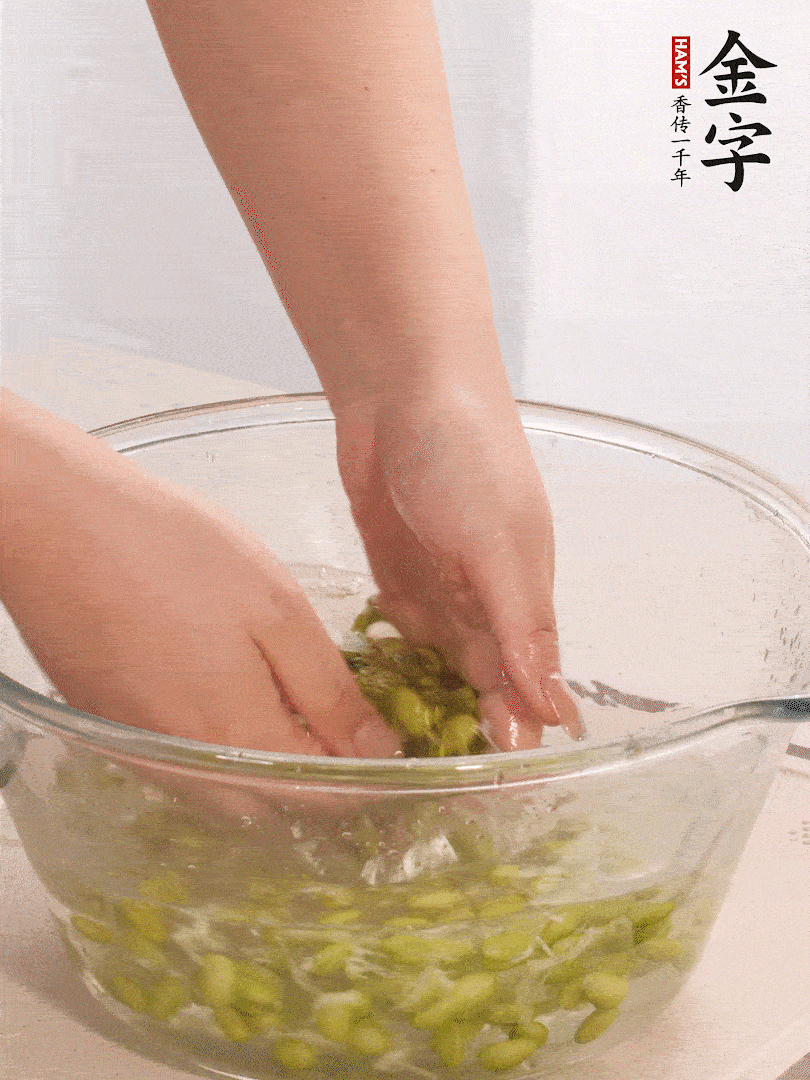 毛豆去外殼去膜，姜、金字火腿切片。